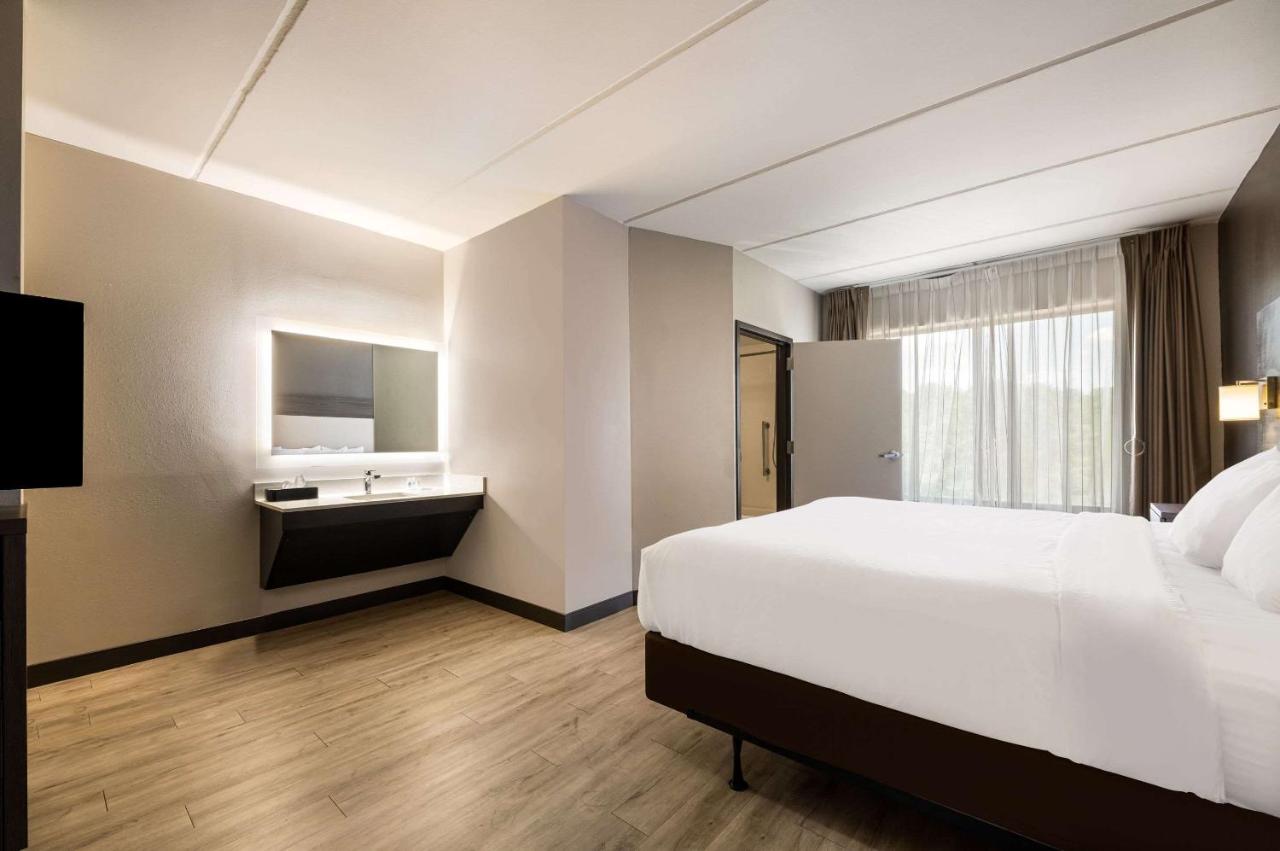 King Suite with Accessible Tub - Accessible/Non-Smoking at Comfort Suites Northlake