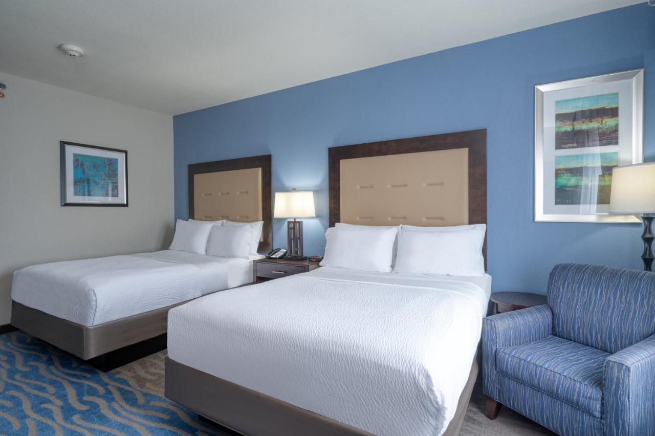 Queen Room with Two Queen Beds at Holiday Inn Express & Suites Edwardsville by IHG