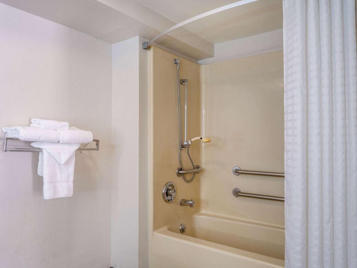 King Room with Mobility Access and Bathtub with Grab Bars, Non-Smoking at Days Inn by Wyndham Clemson