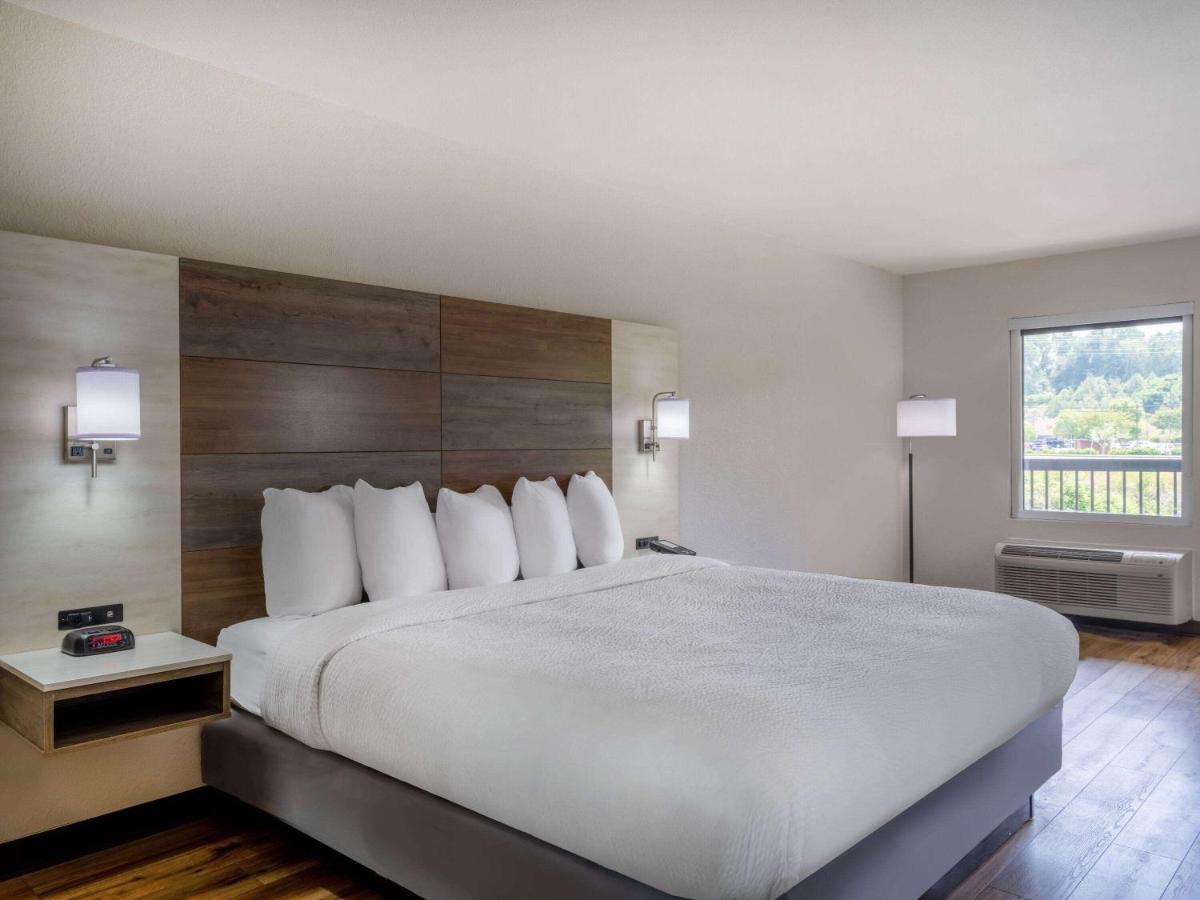 King Room with Mobility Access and Bathtub with Grab Bars, Non-Smoking at Days Inn by Wyndham Clemson