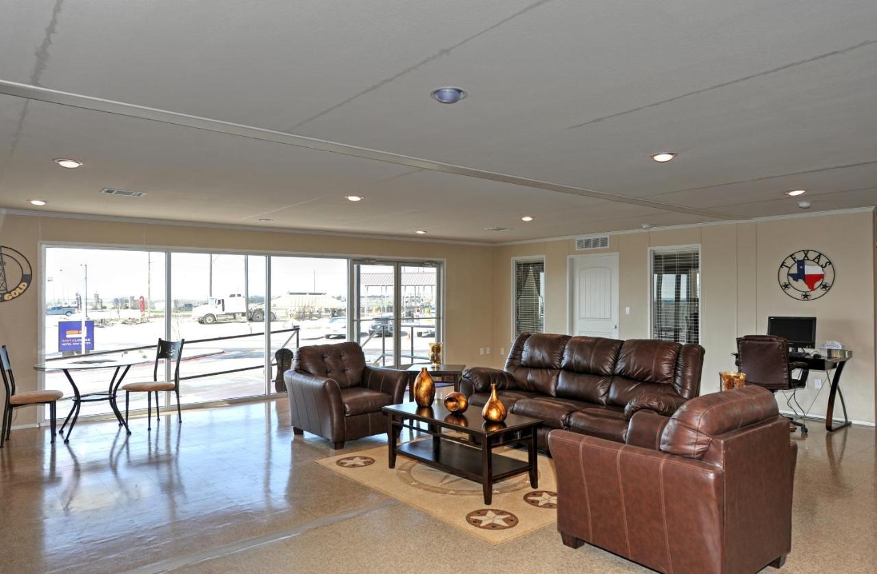 | Instalodge Hotel and Suites Karnes City