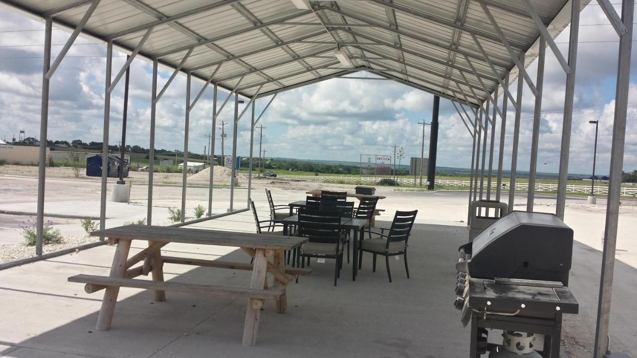| Instalodge Hotel and Suites Karnes City