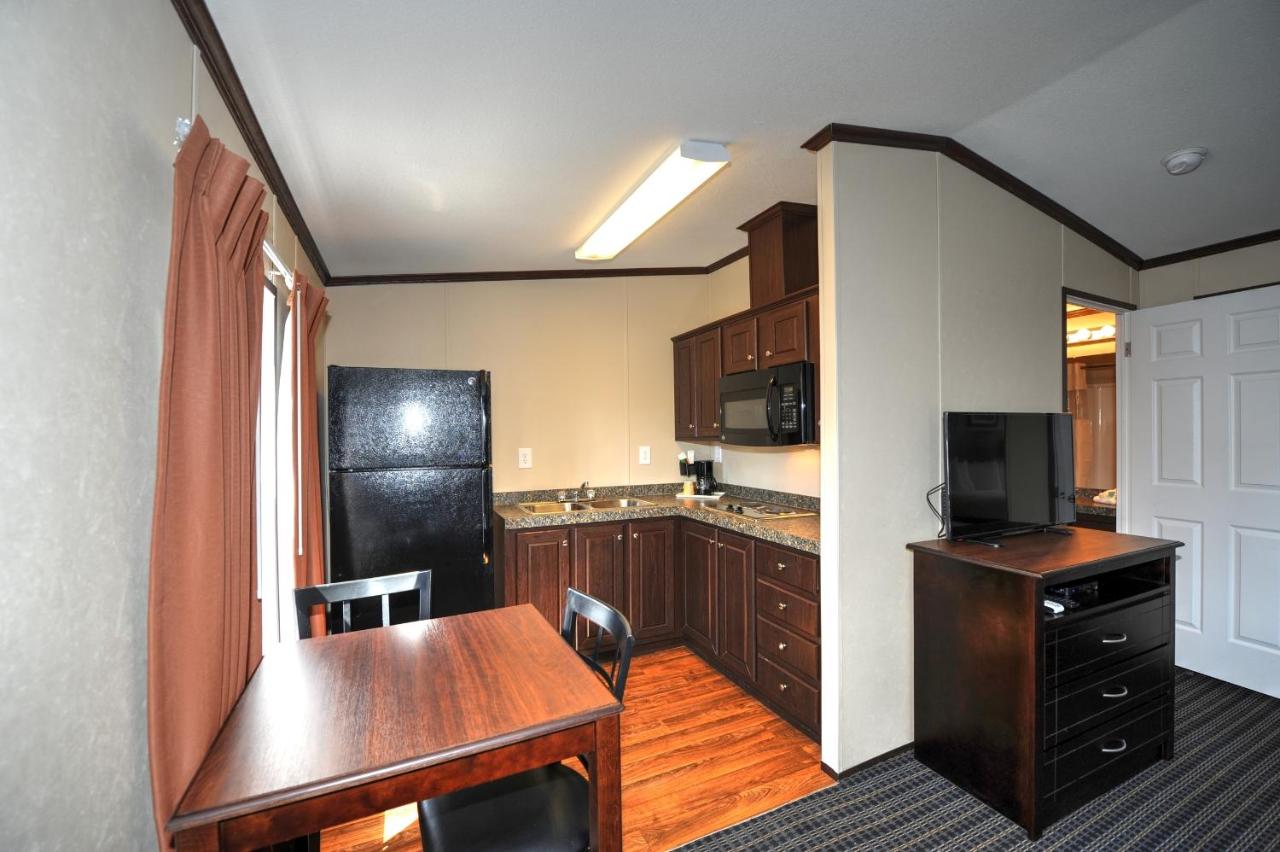 | Instalodge Hotel and Suites Karnes City