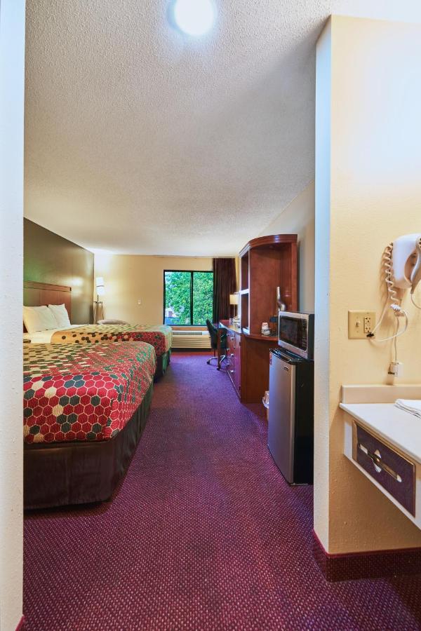 Double Room - Accessible/Non-Smoking at Econo Lodge Maquoketa