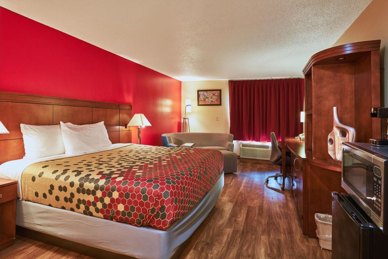 Room #52823220 at Econo Lodge Maquoketa