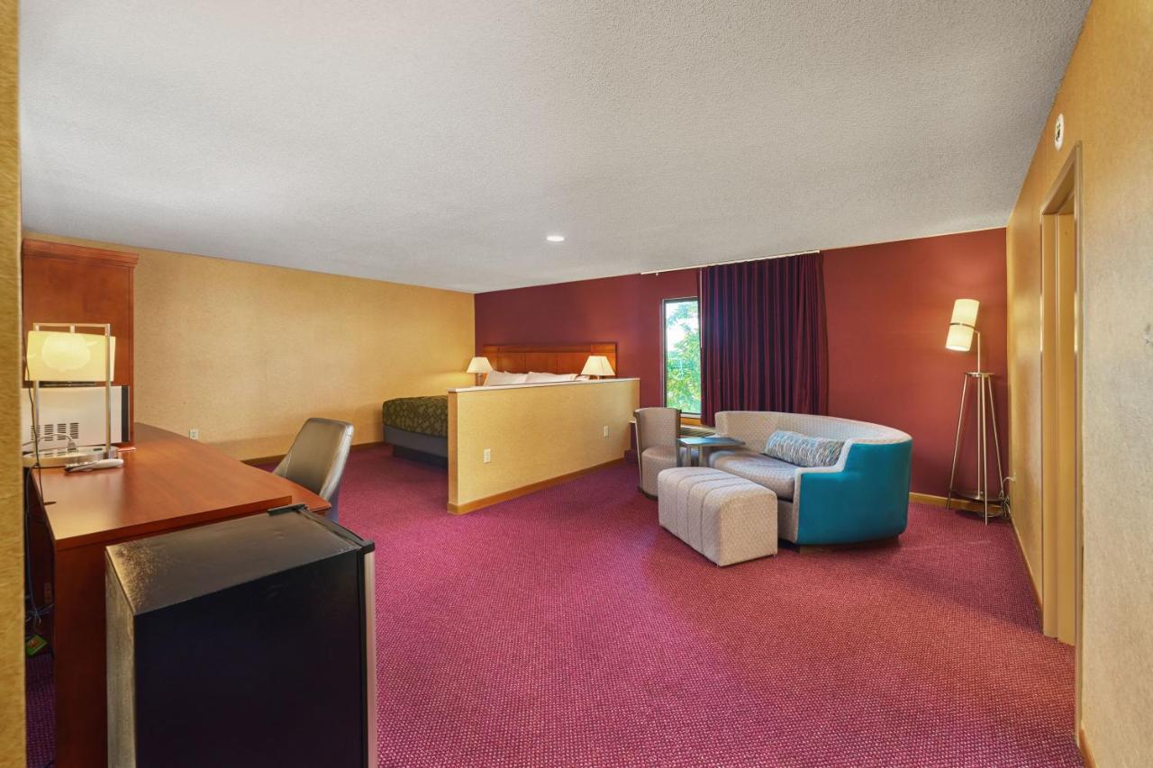 King Suite with Whirlpool - Non-Smoking at Econo Lodge Maquoketa