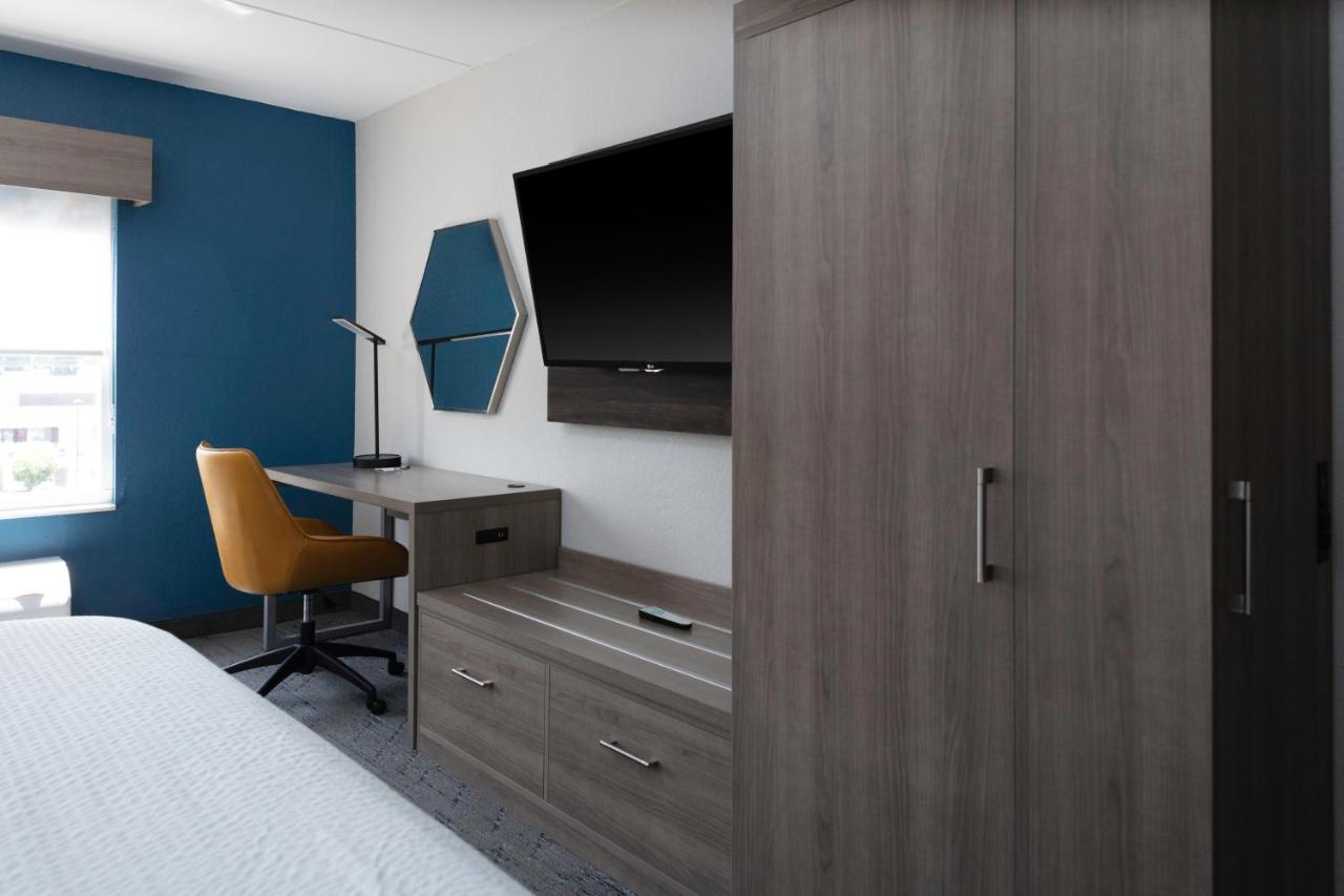 Standard King Room - Communications Mobility Accessible at Holiday Inn Express Rocky Mount Sports Center by IHG