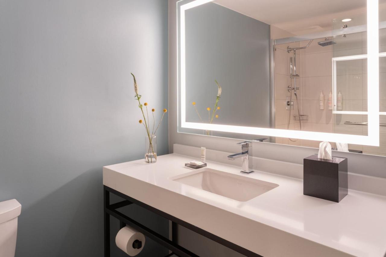 Concierge lounge access, 1 Bedroom Junior Suite, 1 King at Miami Marriott Biscayne Bay