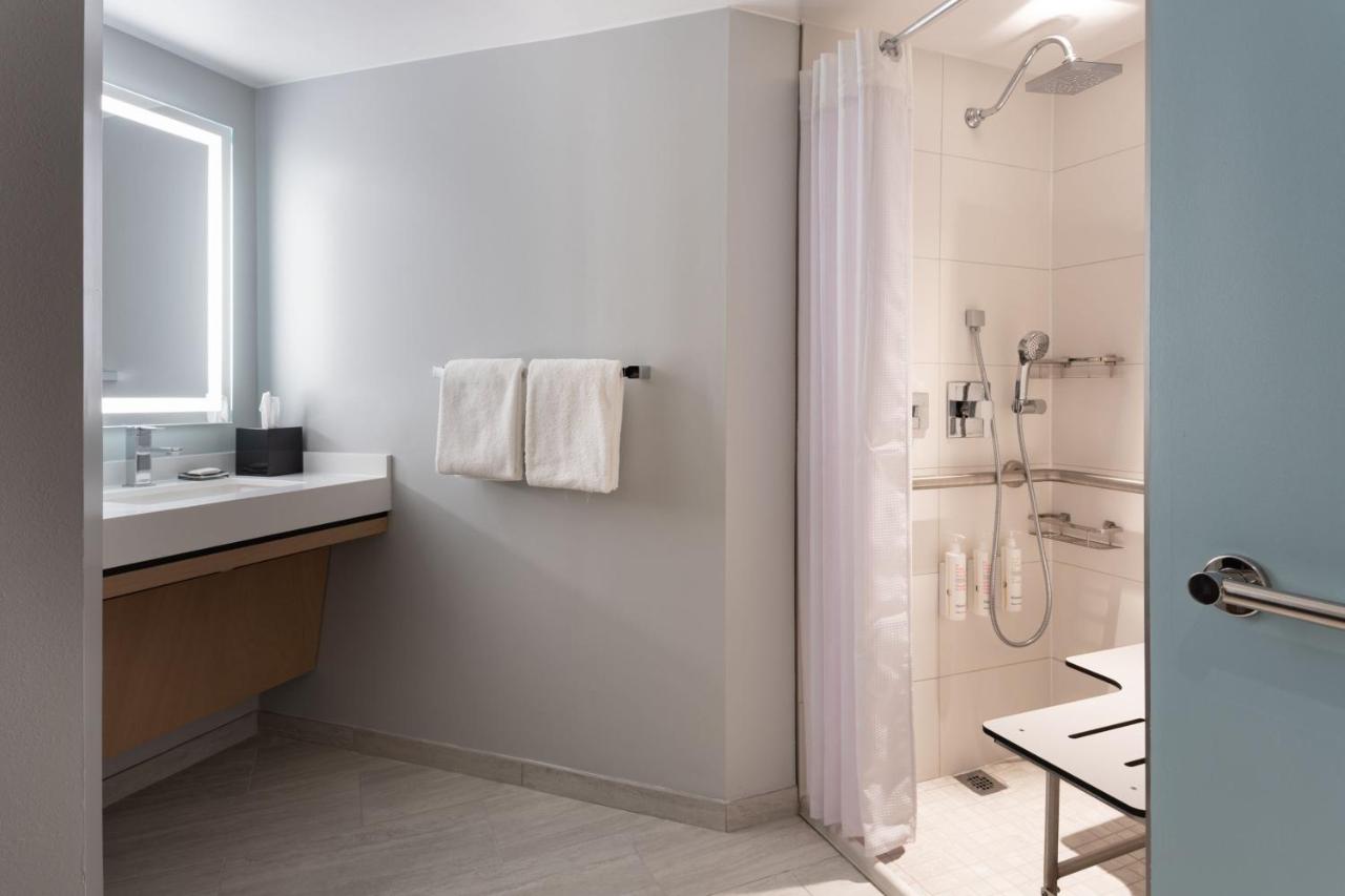 Concierge lounge access, 1 Bedroom Junior Suite, 1 King at Miami Marriott Biscayne Bay