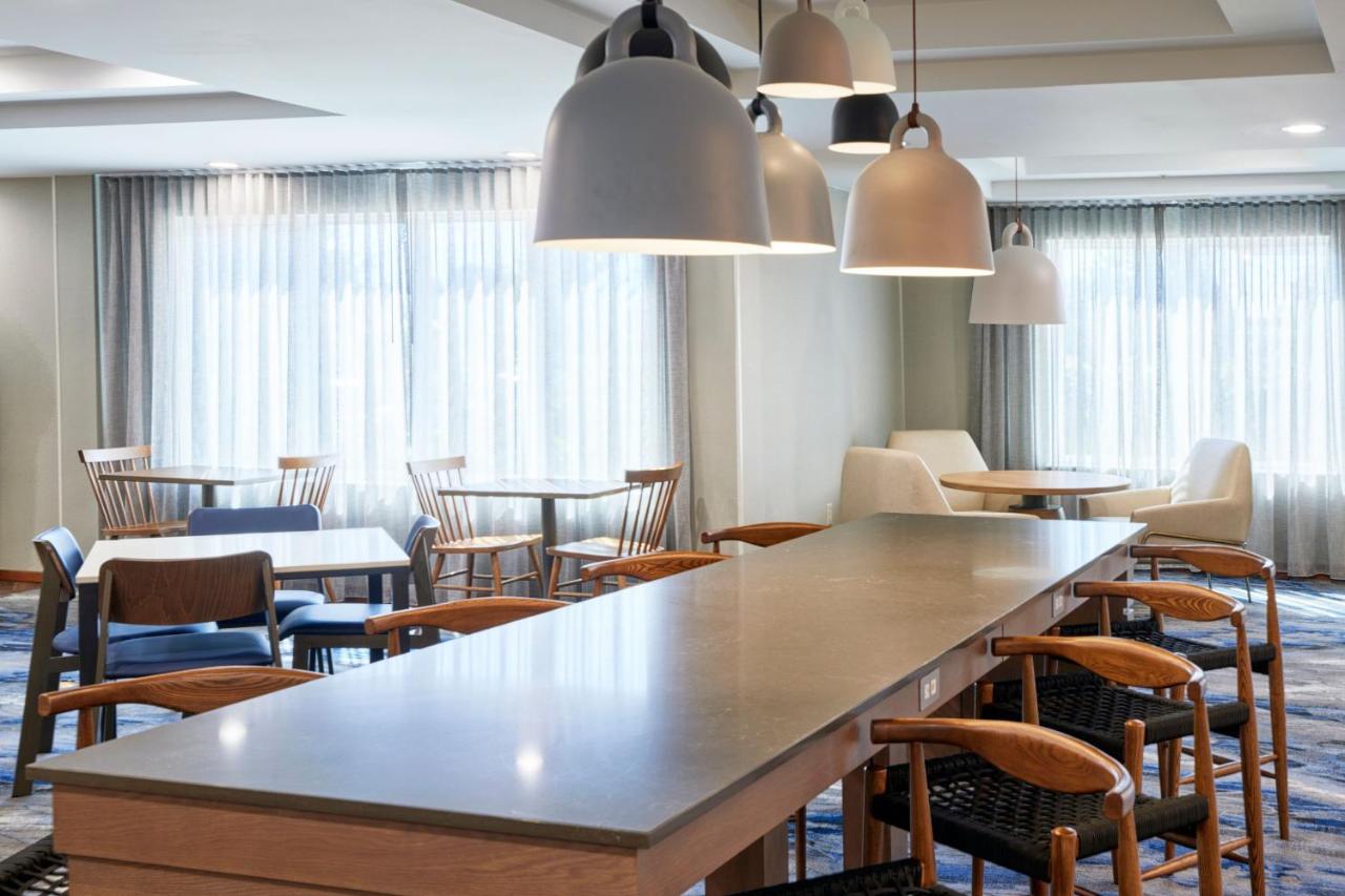 | Fairfield Inn & Suites by Marriott Burlington