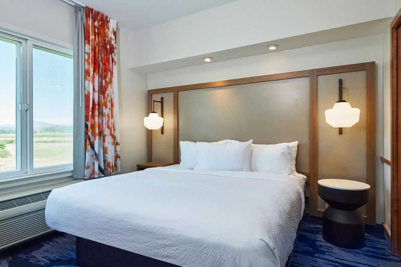 | Fairfield Inn & Suites by Marriott Burlington