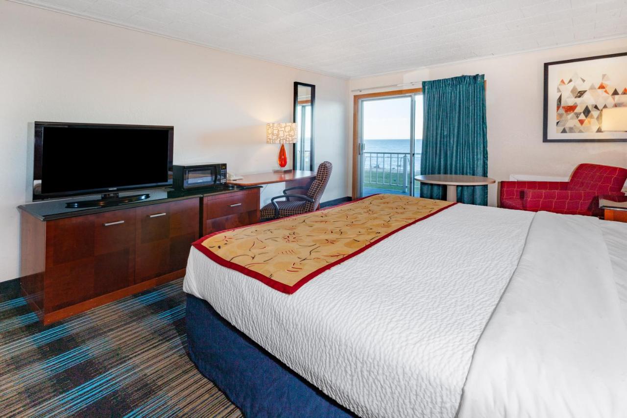  | Days Inn & Suites by Wyndham St. Ignace Lakefront