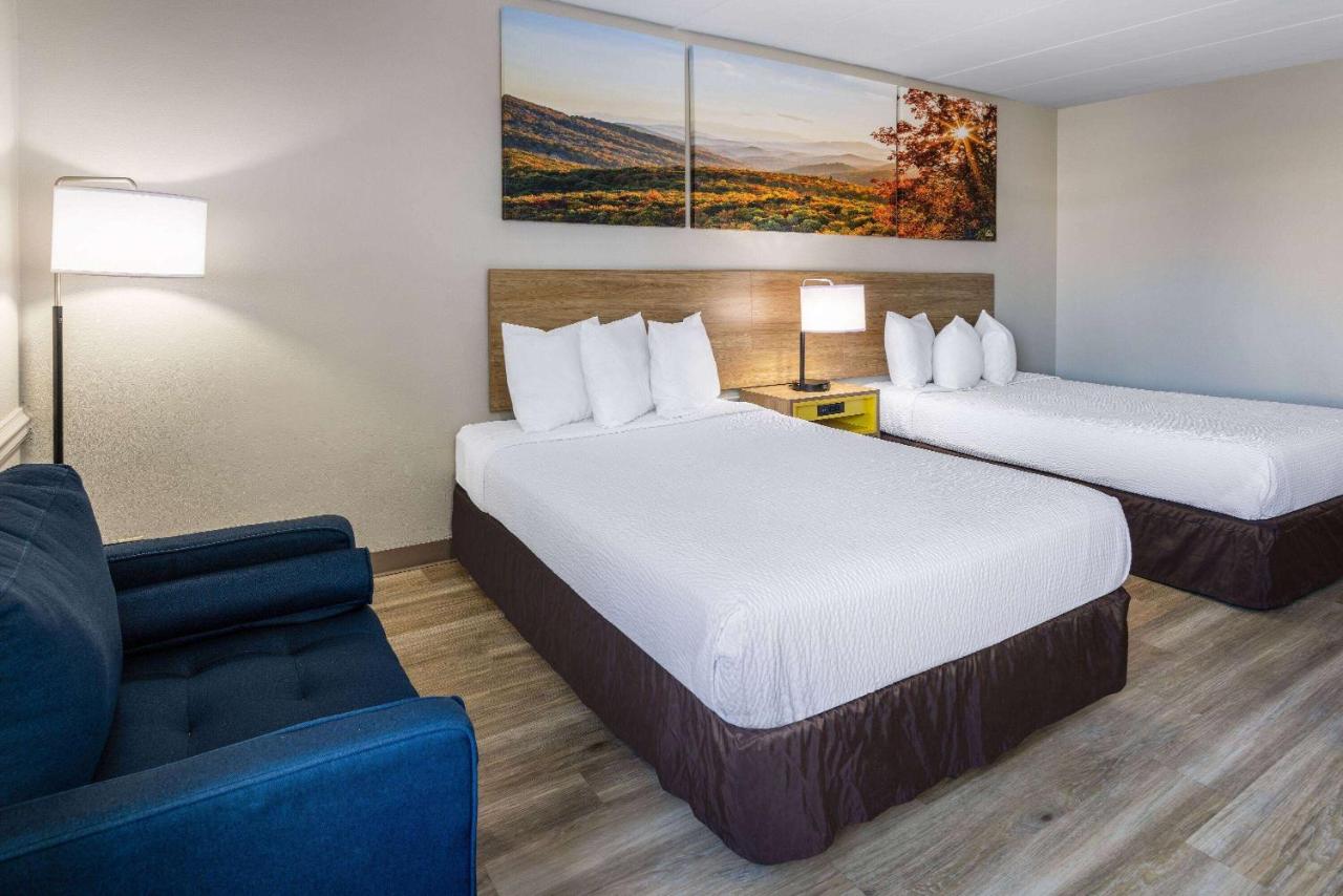 Double Room with Two Double Beds - Non-Smoking at Days Inn by Wyndham Winchester