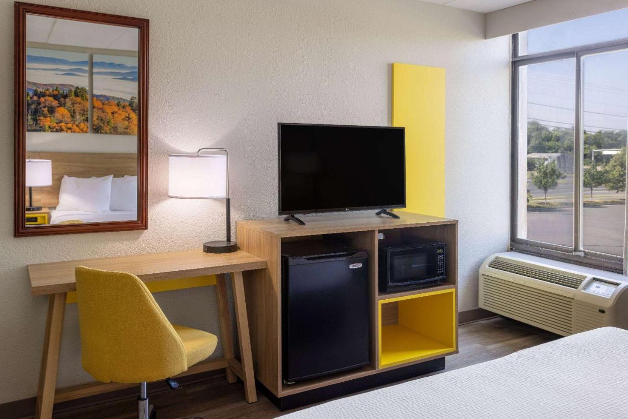 King Room - Non-Smoking at Days Inn by Wyndham Winchester