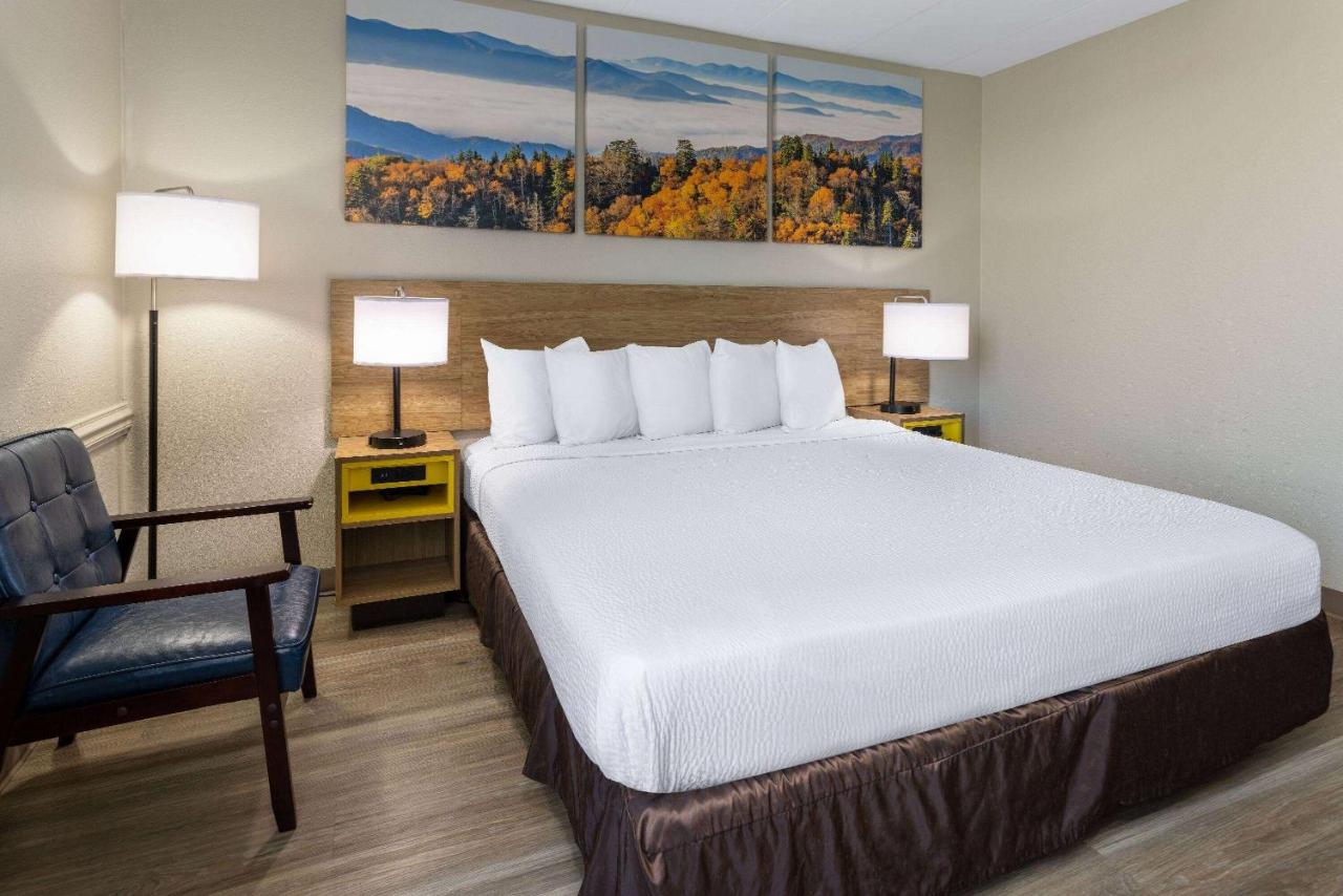 King Room - Non-Smoking at Days Inn by Wyndham Winchester