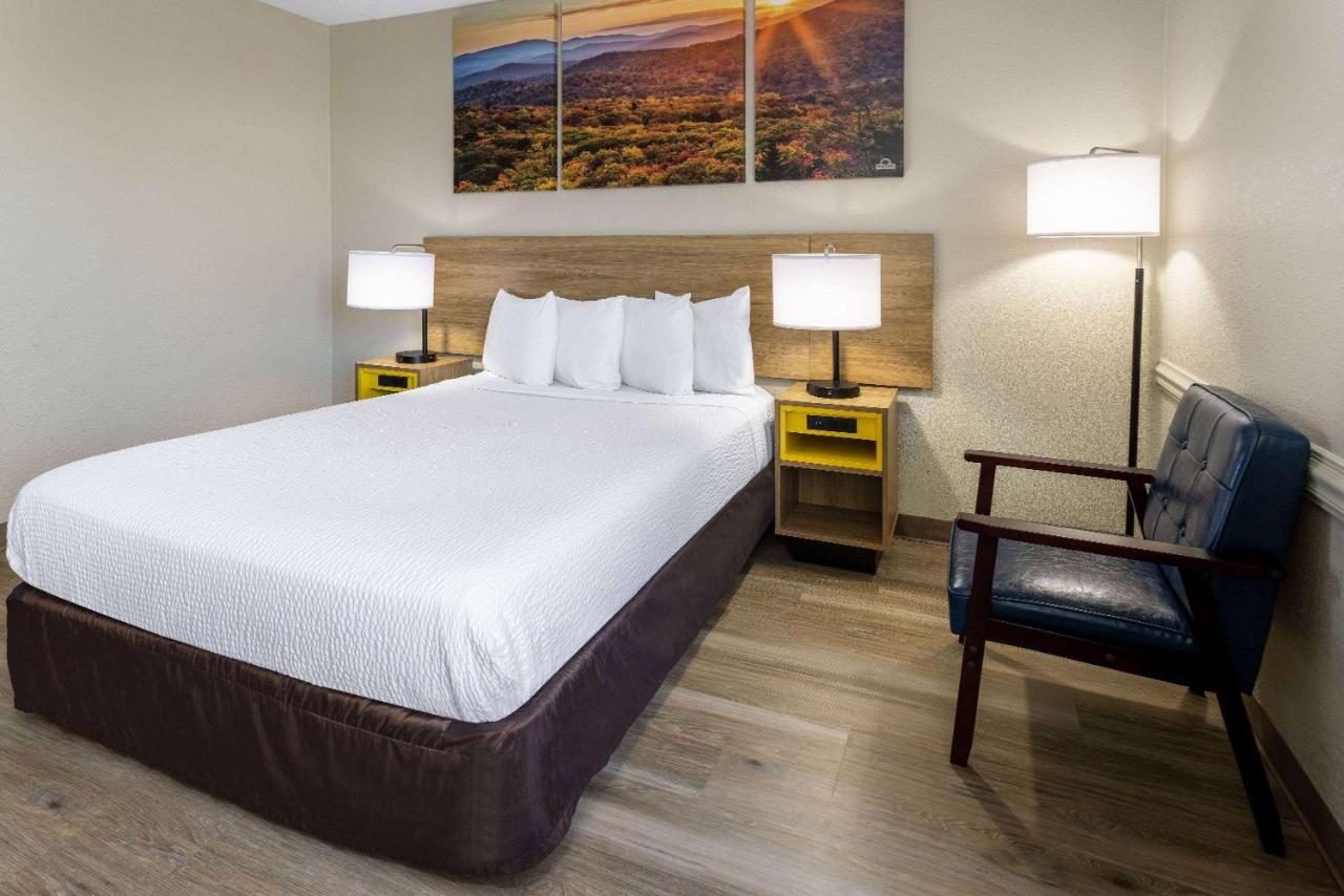 Queen Room - Non-Smoking at Days Inn by Wyndham Winchester
