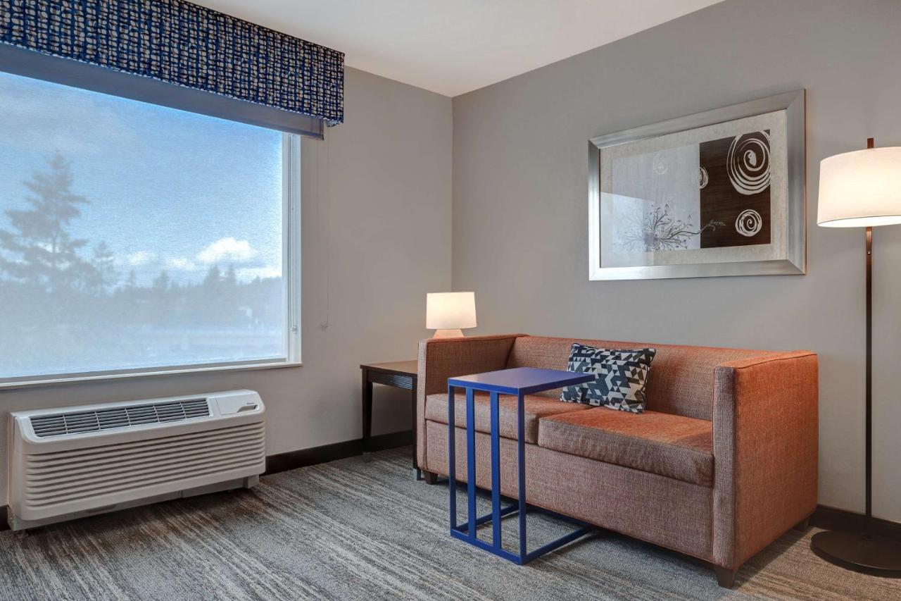 King Room with Sofa Bed at Hampton Inn & Suites Seattle/Federal Way