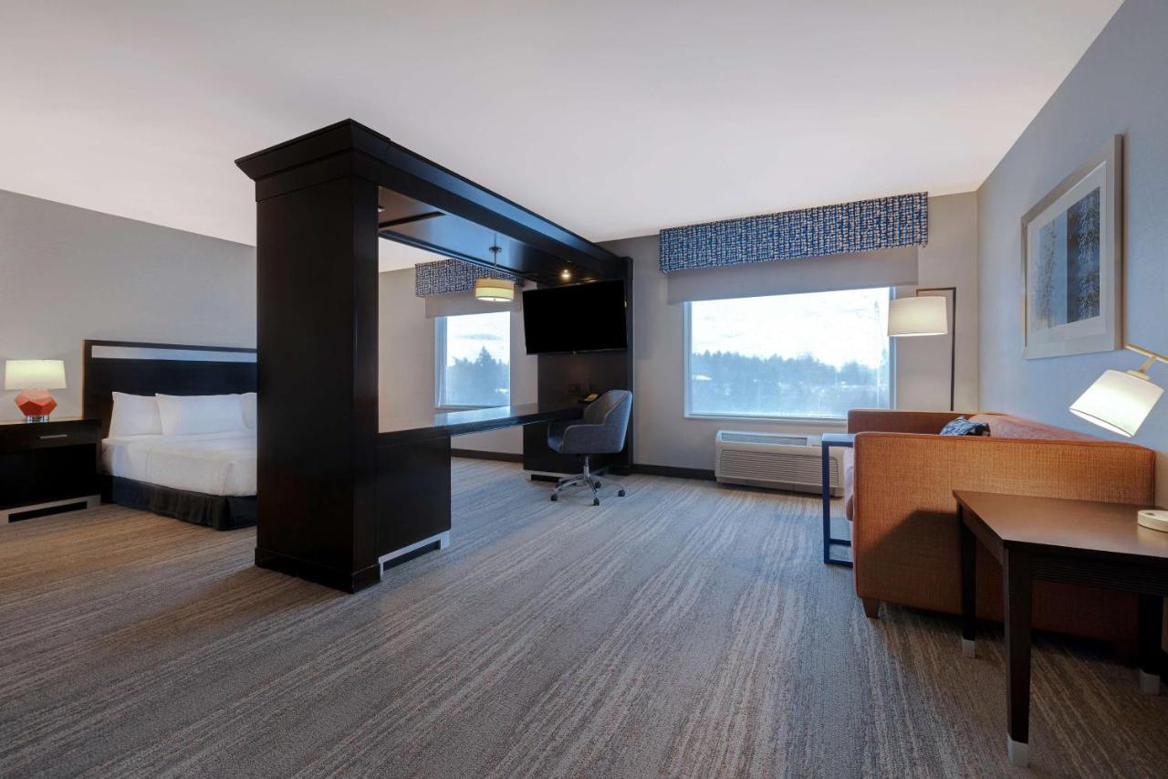 King Bed Accessible Room with Tub at Hampton Inn & Suites Seattle/Federal Way
