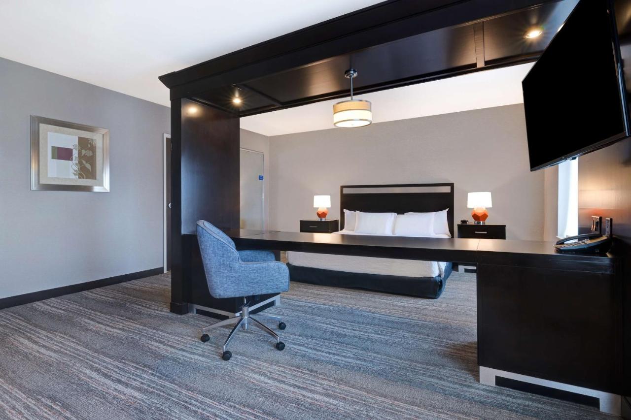 King Bed Accessible Room with Tub at Hampton Inn & Suites Seattle/Federal Way