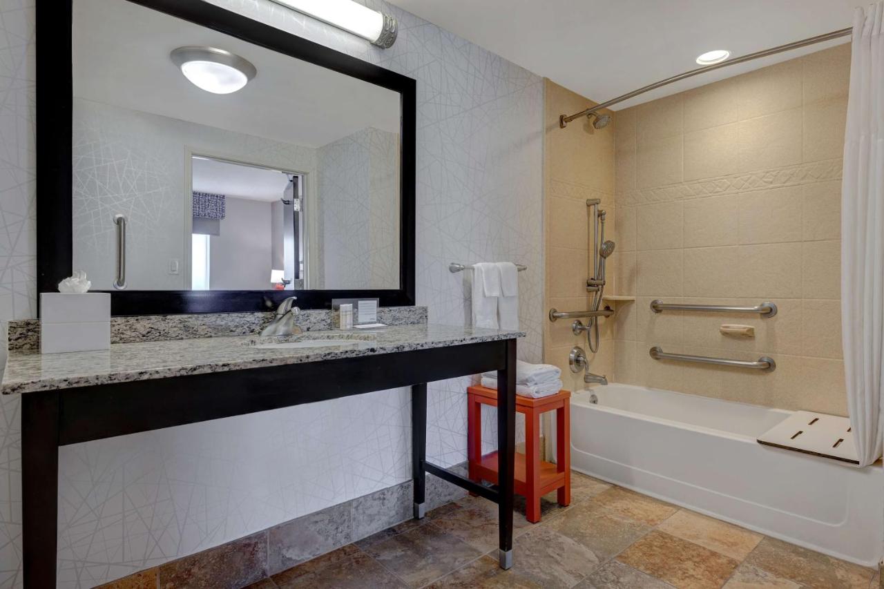 King Bed Accessible Room with Tub at Hampton Inn & Suites Seattle/Federal Way
