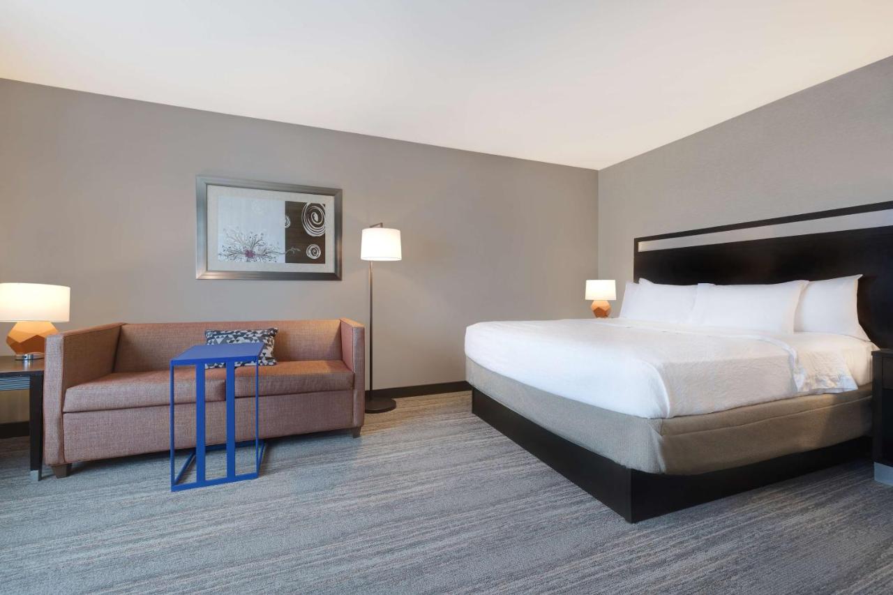 King Room with Sofa Bed at Hampton Inn & Suites Seattle/Federal Way