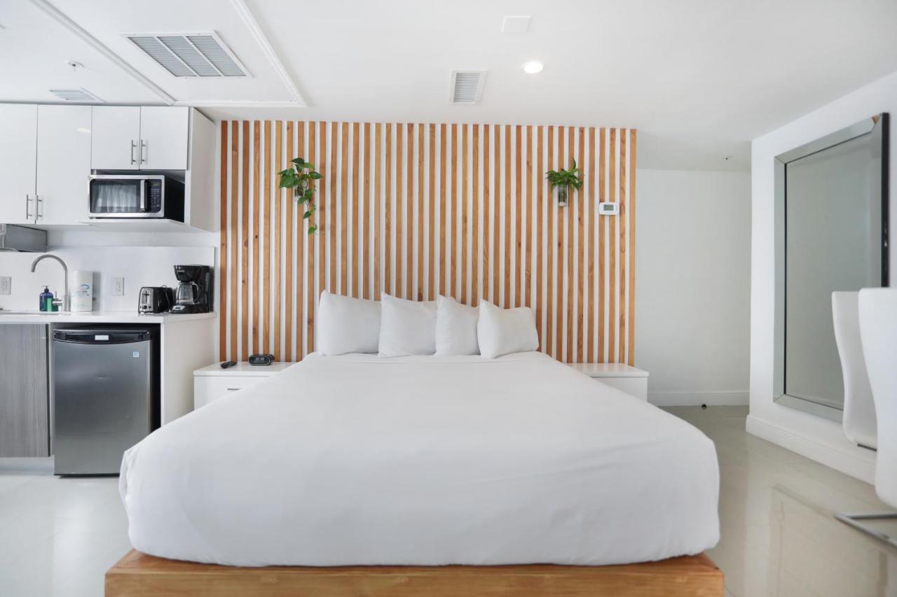 Deluxe Corner One-Bedroom Suite with Kitchen at Hotel Belleza