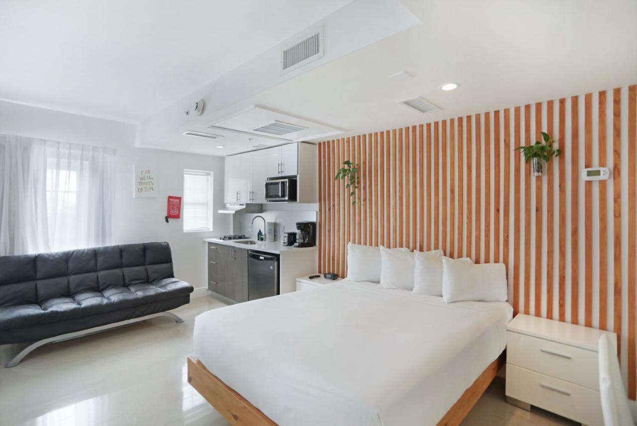 Deluxe Corner One-Bedroom Suite with Kitchen at Hotel Belleza