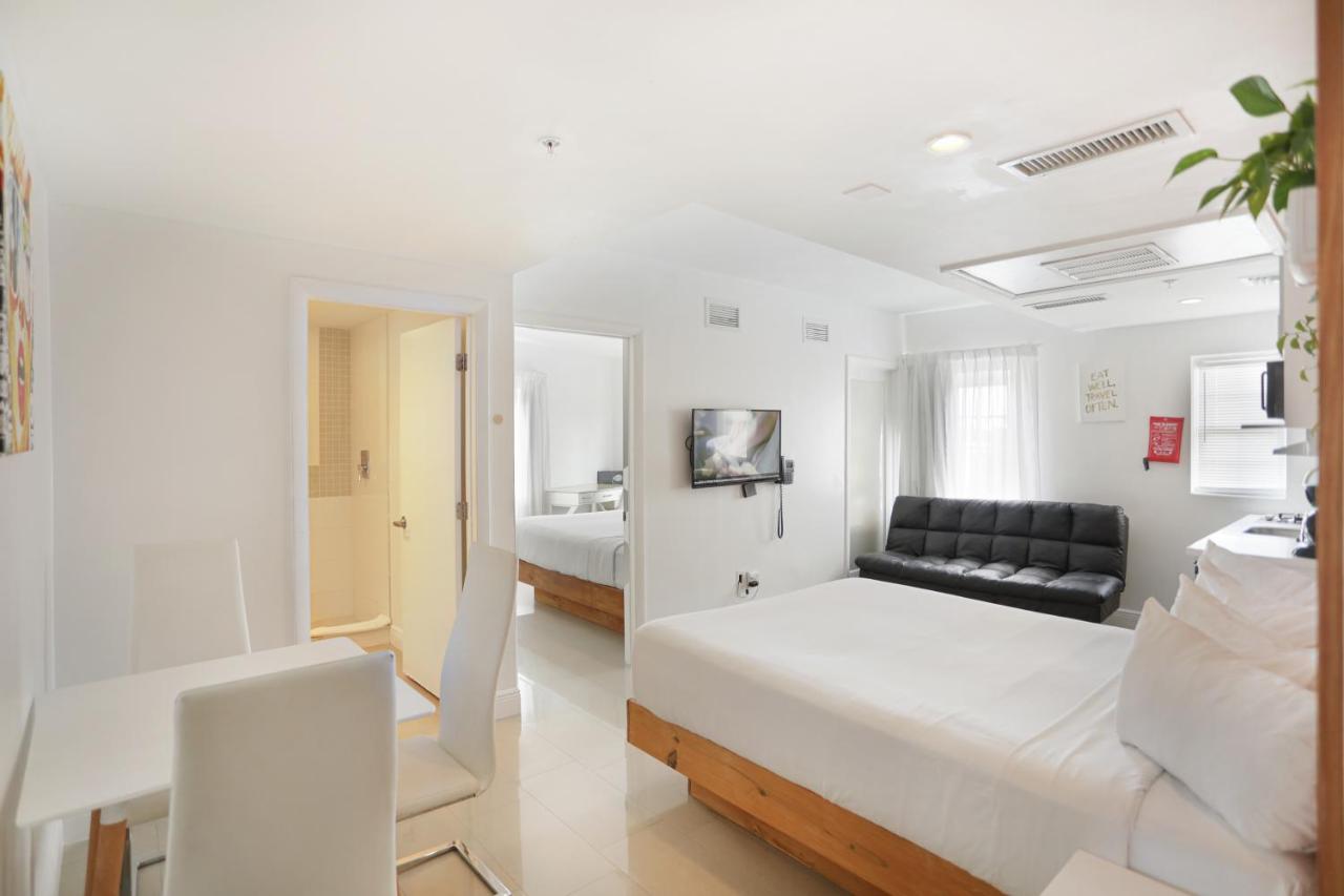 Deluxe Corner One-Bedroom Suite with Kitchen at Hotel Belleza