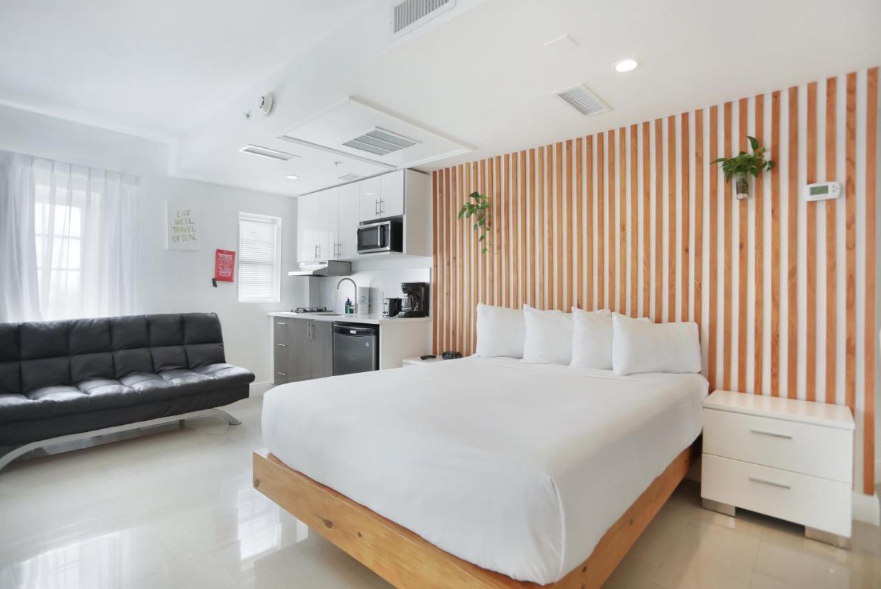 Deluxe Corner One-Bedroom Suite with Kitchen at Hotel Belleza