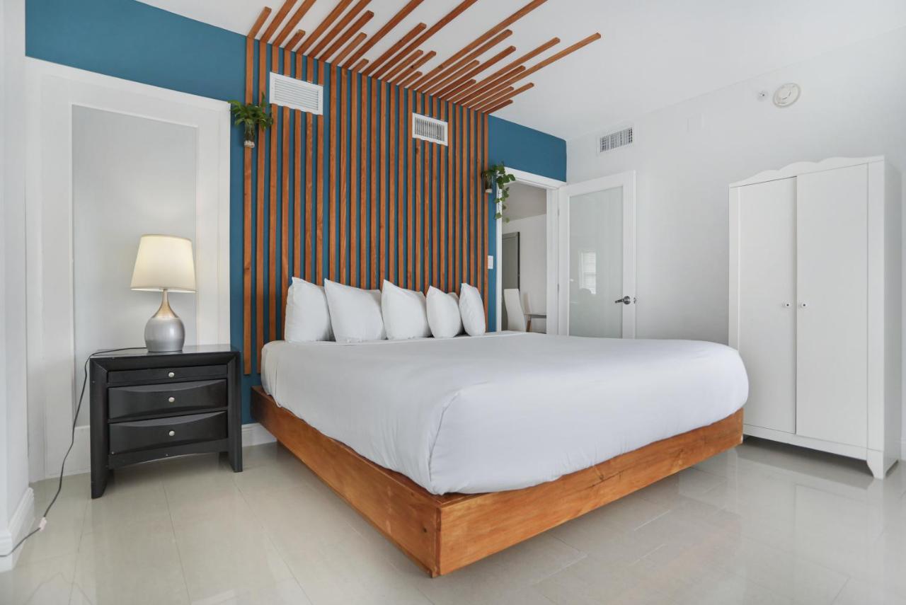 Deluxe Corner One-Bedroom Suite with Kitchen at Hotel Belleza