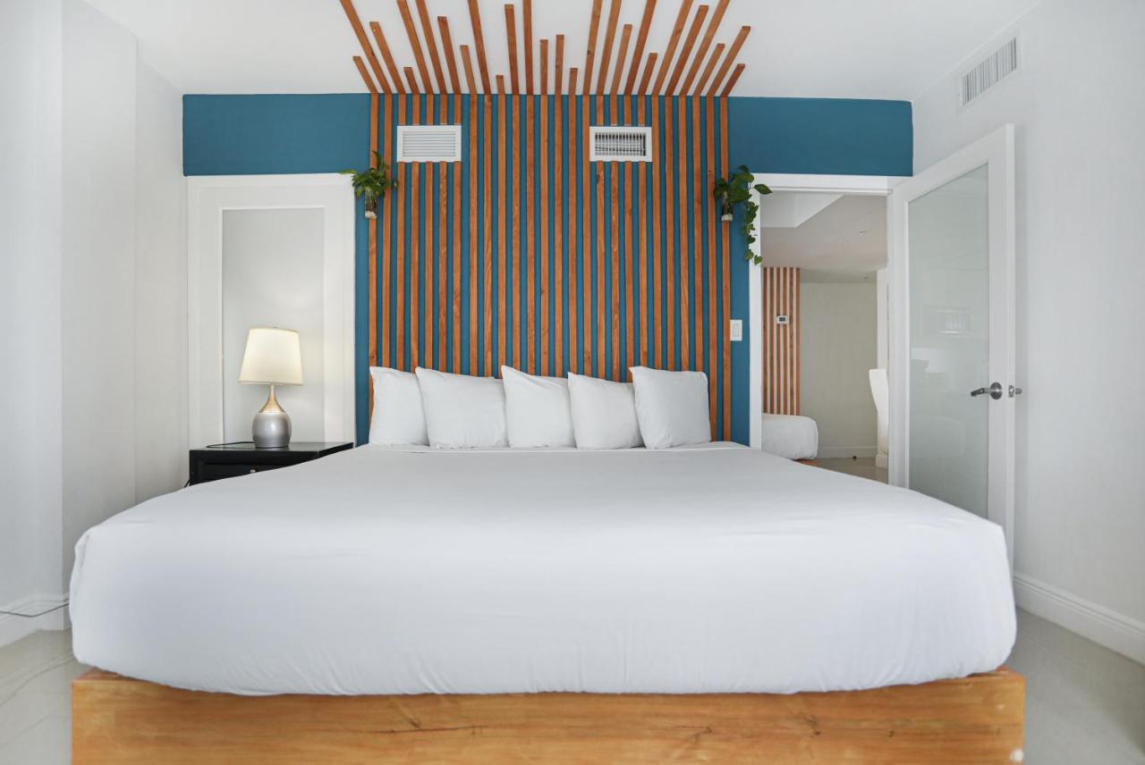 Deluxe Corner One-Bedroom Suite with Kitchen at Hotel Belleza