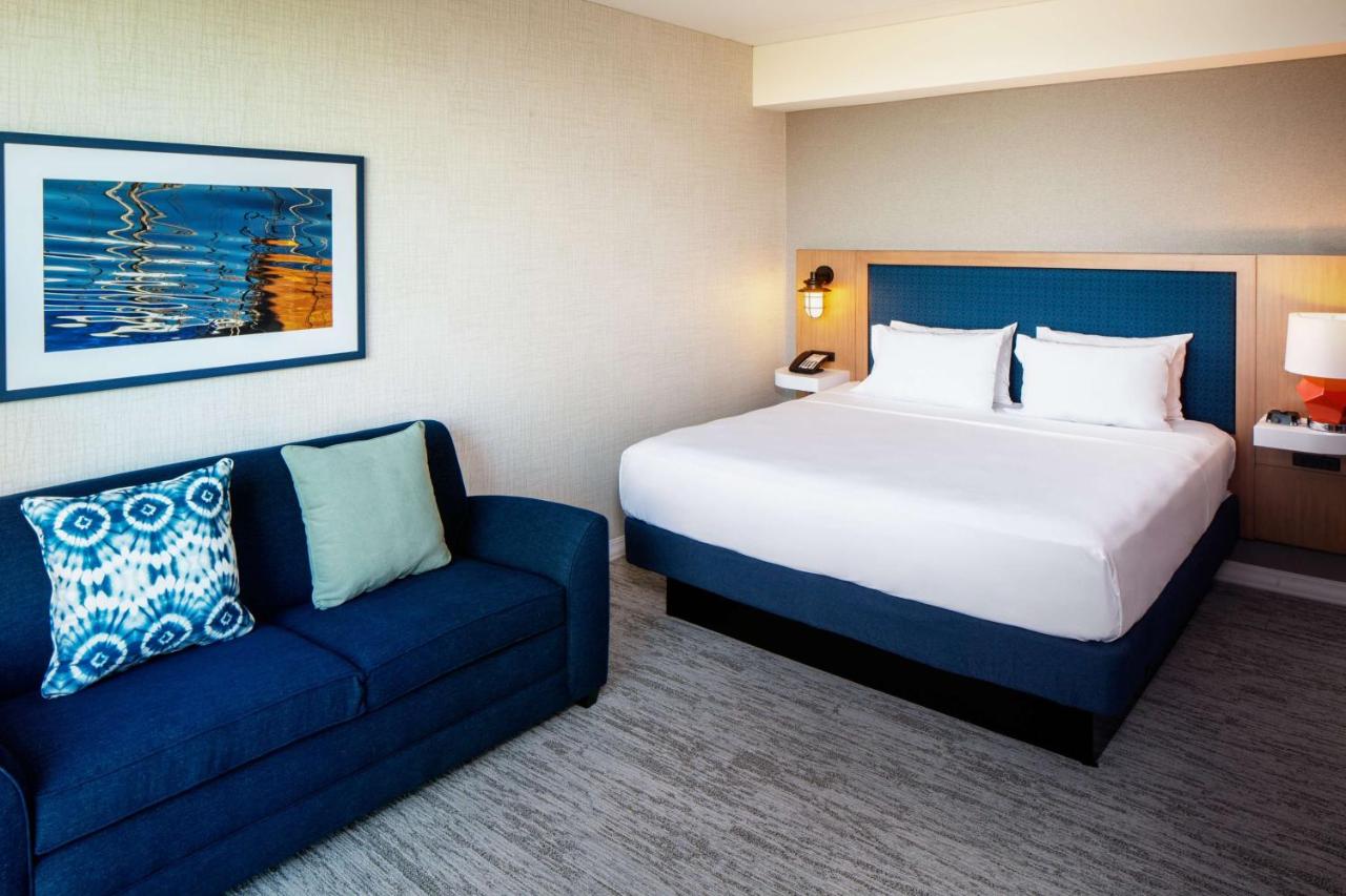 King Room with Sofa Bed at Hampton by Hilton at the Boston Seaport District