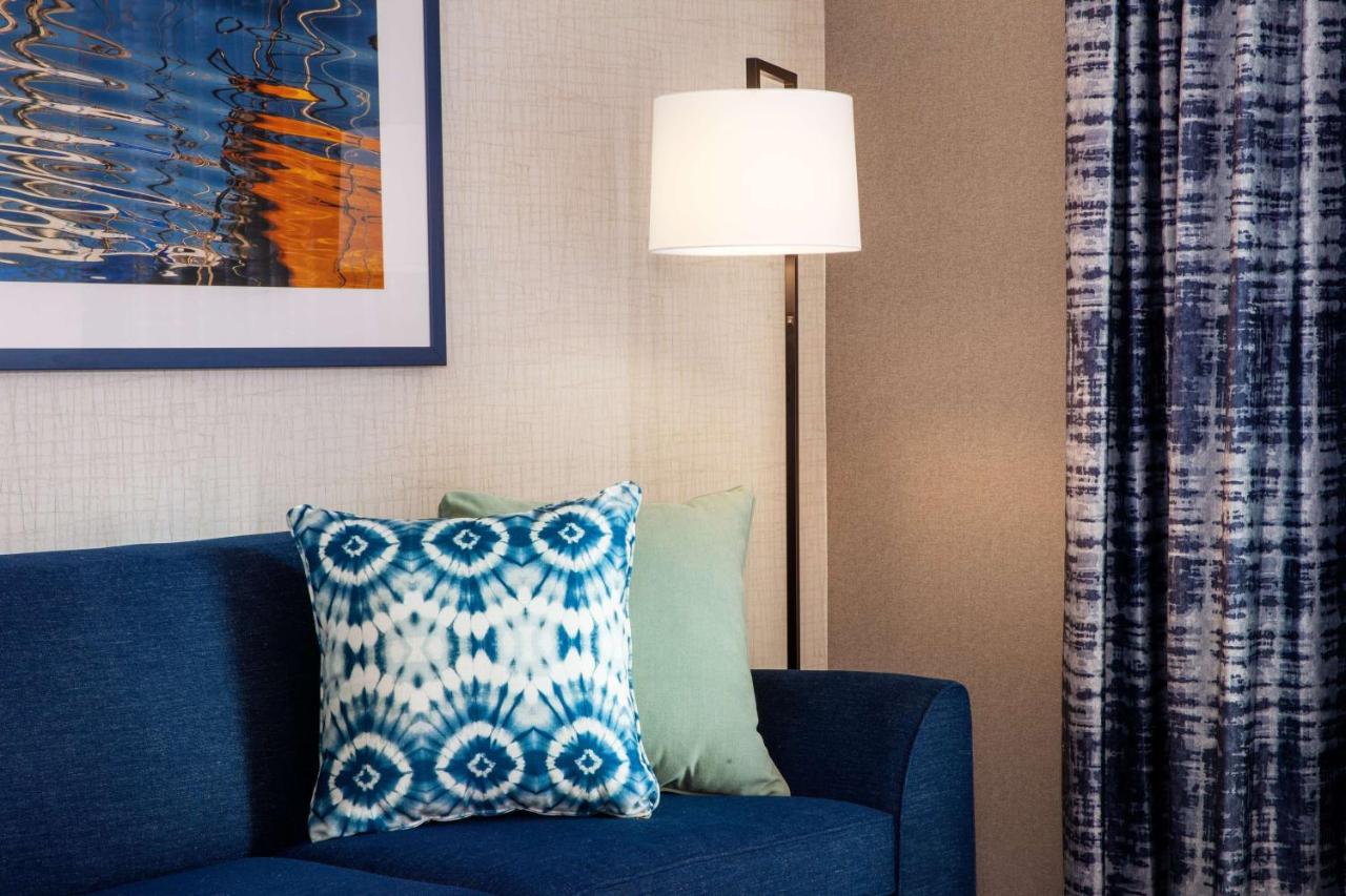 King Room with Sofa Bed at Hampton by Hilton at the Boston Seaport District