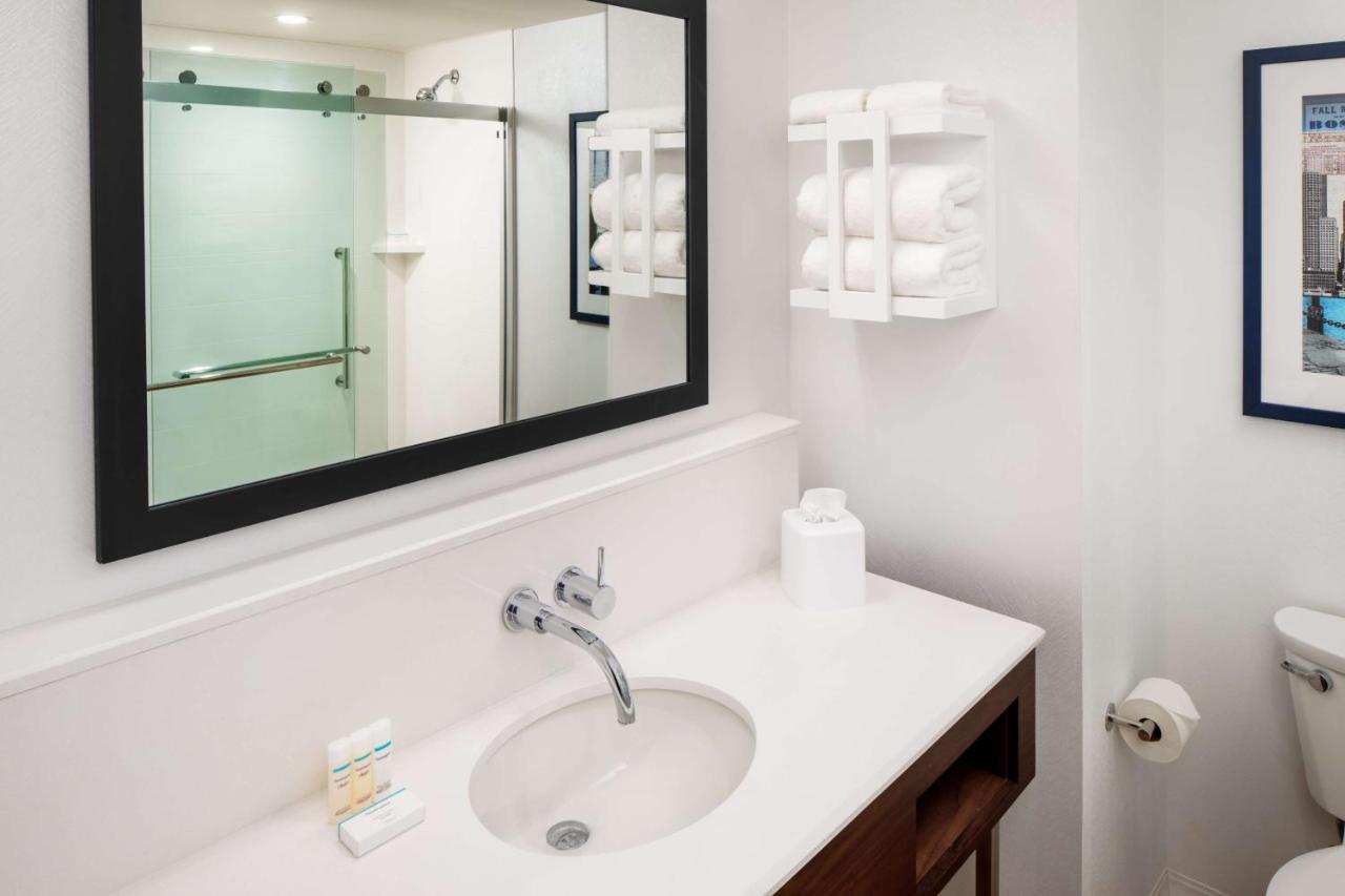 King Room at Hampton by Hilton at the Boston Seaport District