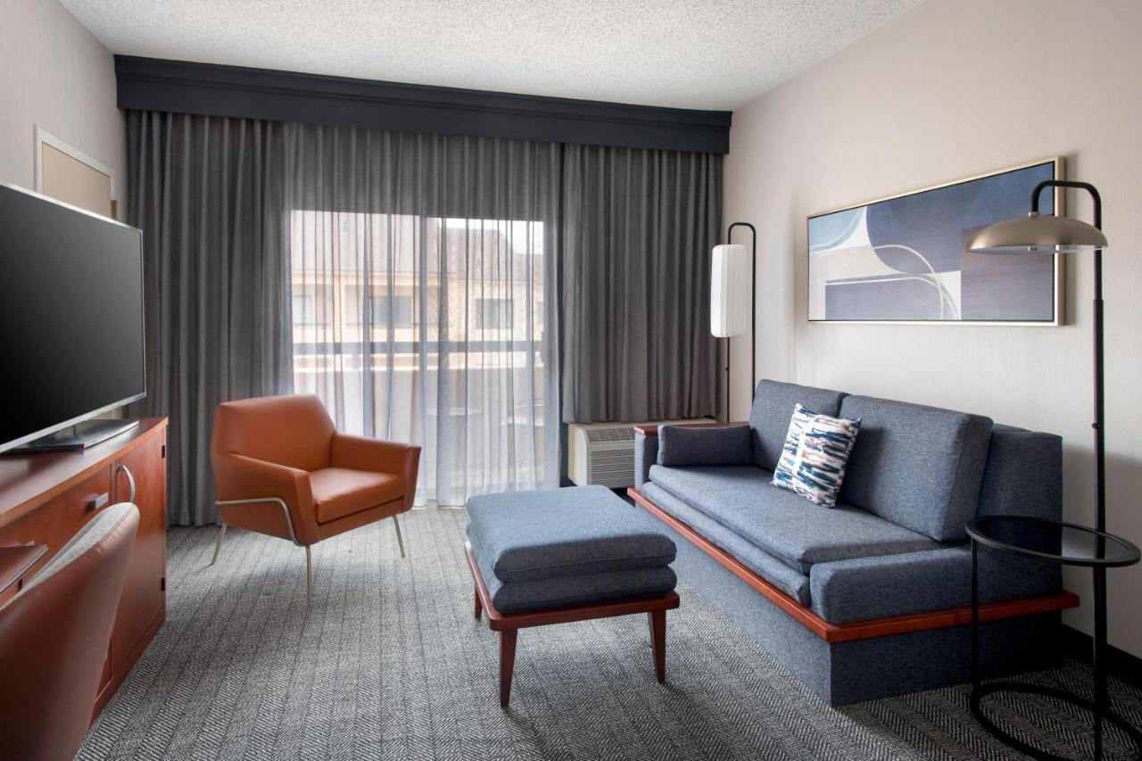 | Courtyard by Marriott New Haven Wallingford