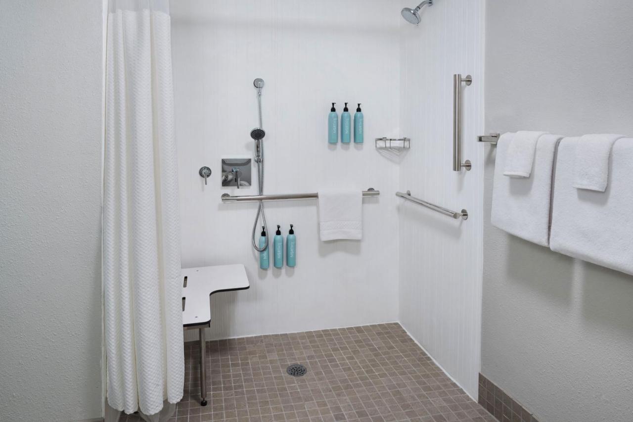 | Courtyard by Marriott New Haven Wallingford