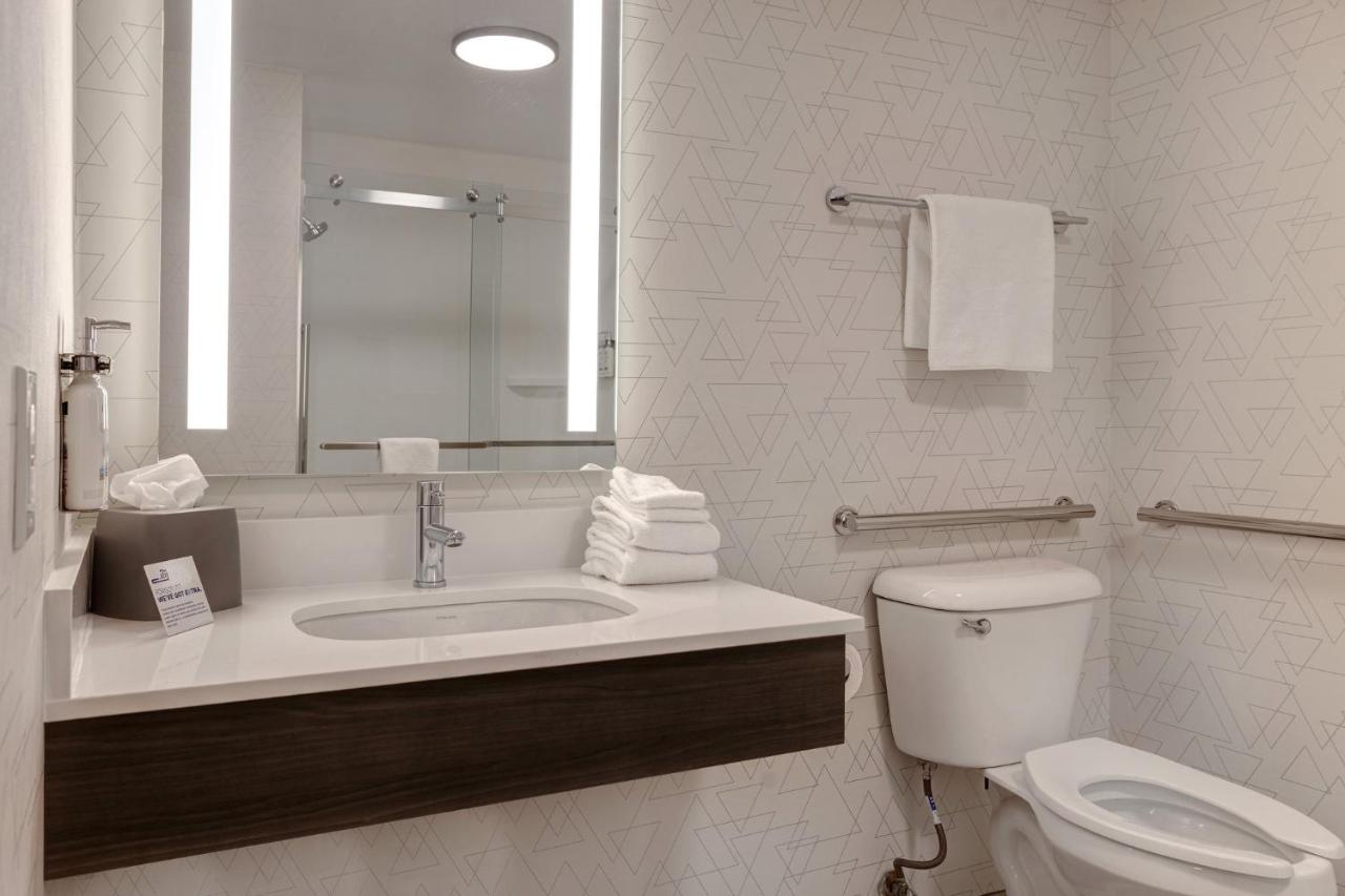 King Room - Hearing Accessible - Non-Smoking at Holiday Inn Express & Suites Moab by IHG