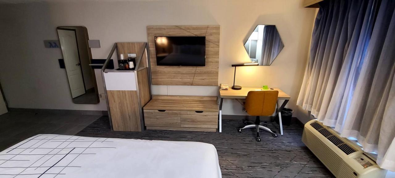 King Room - Mobility Access/Non-Smoking at La Quinta Inn & Suites by Wyndham Lexington Park - Patuxent