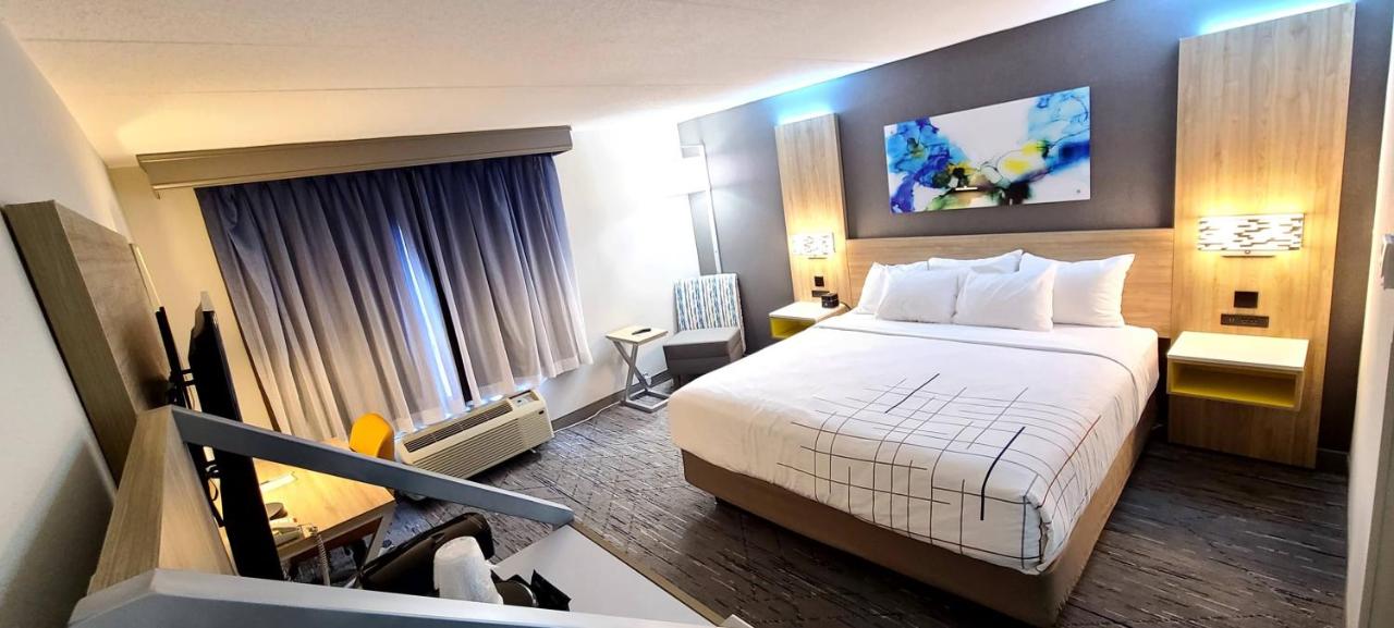 King Room - Mobility Access/Non-Smoking at La Quinta Inn & Suites by Wyndham Lexington Park - Patuxent