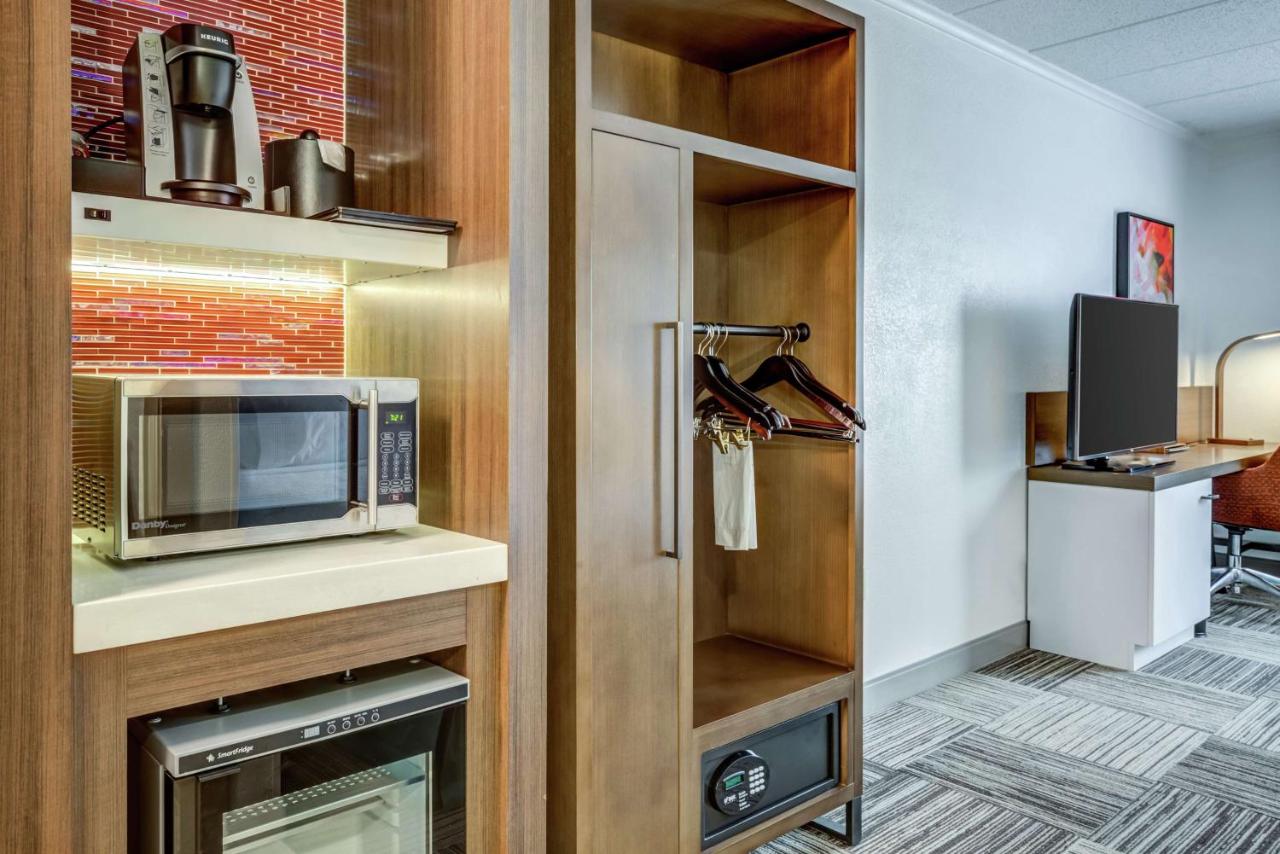 King Room with Bath Tub - Disability Access at Hilton Garden Inn Boston/Waltham