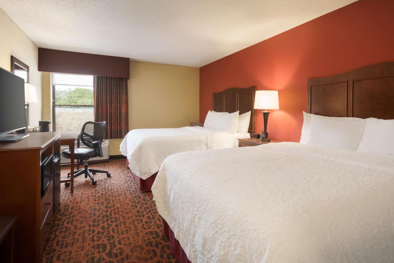 Queen Room - Non-Smoking at Hampton Inn Battle Creek