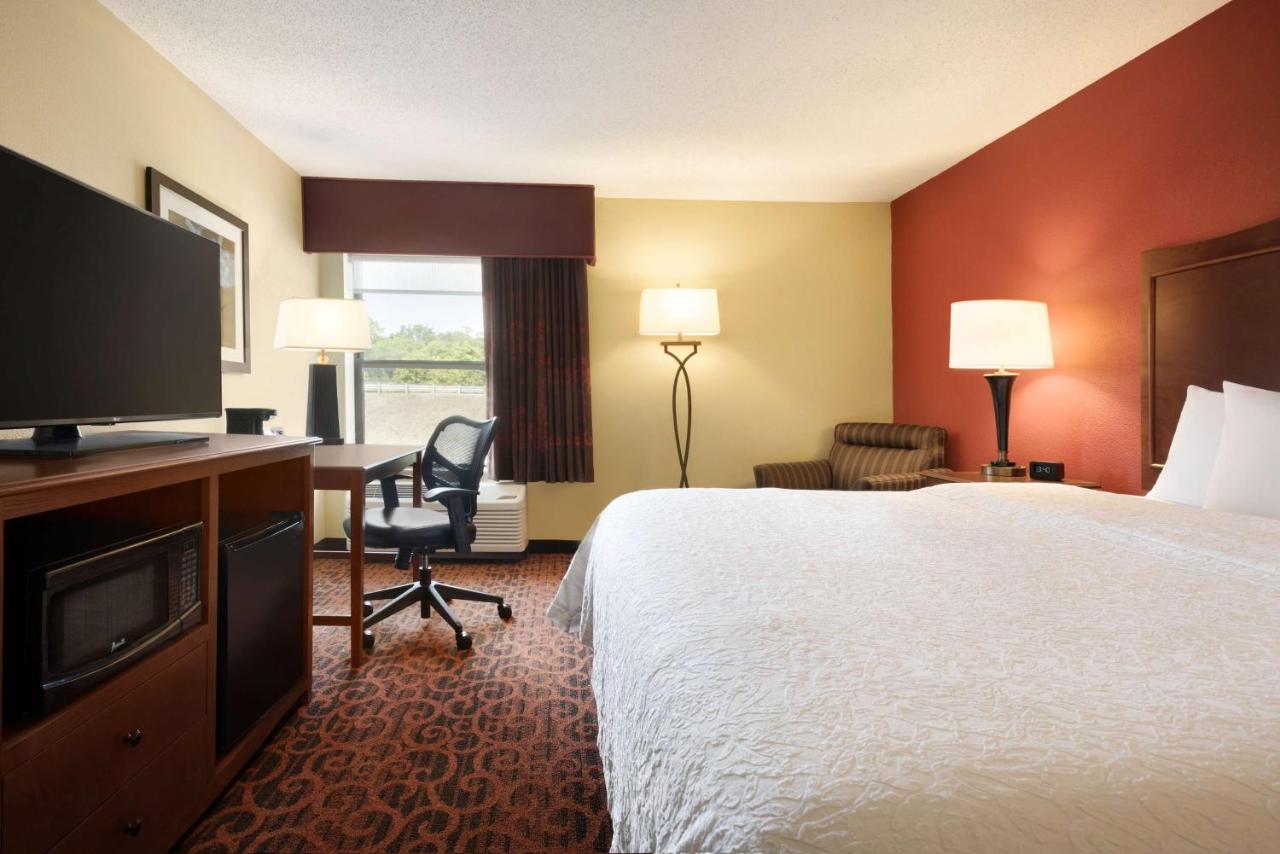 King Room - Non-Smoking at Hampton Inn Battle Creek