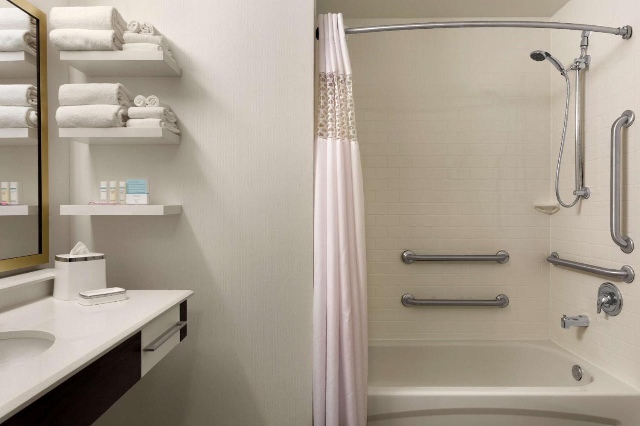 King Room - Disability Access/Non-Smoking with Tub at Hampton Inn Chicago Downtown/N Loop/Michigan Ave