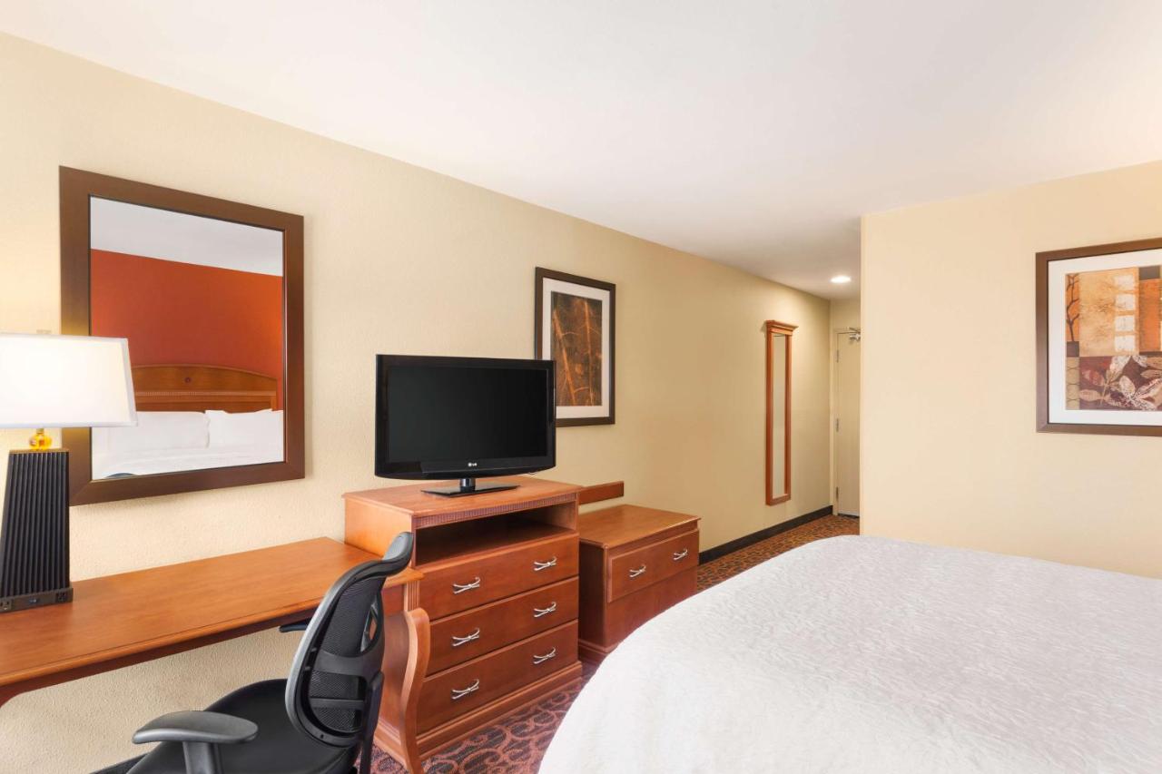 Queen Room - Non-Smoking at Hampton Inn Wichita-East