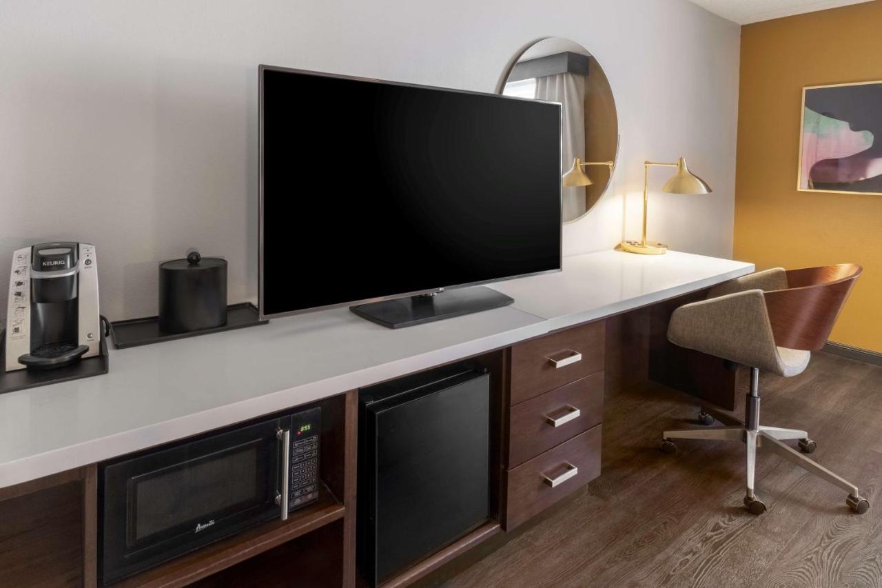 King Room - Non-Smoking at Hilton Garden Inn Los Angeles/Hollywood