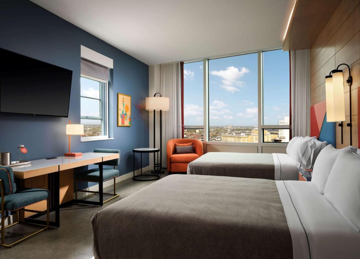Premium Corner Queen Room at Canopy by Hilton New Orleans Downtown