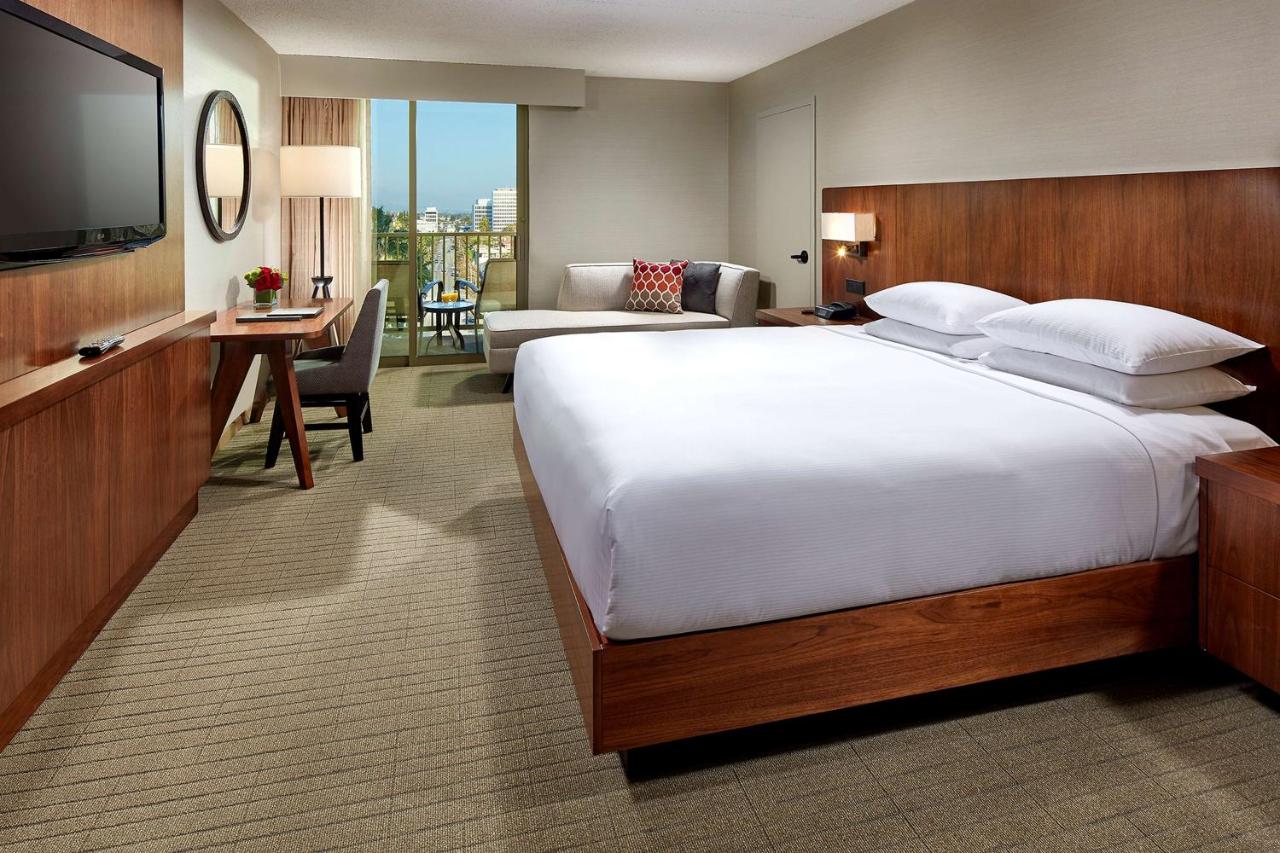 Deluxe King Room at Hilton Pasadena