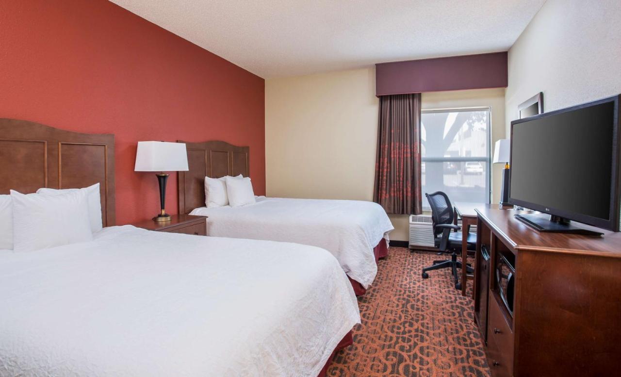 Non-Smoking Double Queen Room at Hampton Inn Shawnee