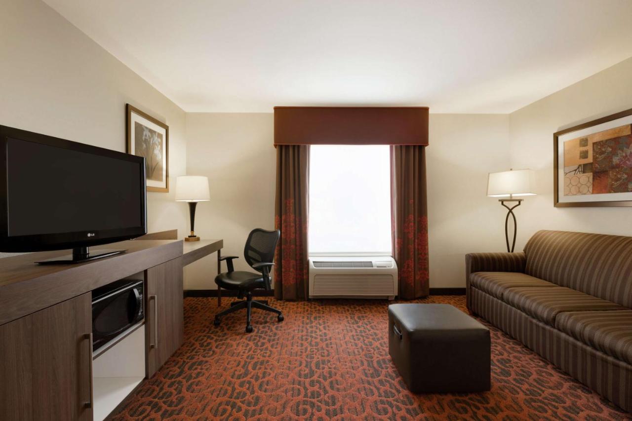 King Room with Sofa Bed at Hampton Inn Wichita Falls Sikes Senter Mall