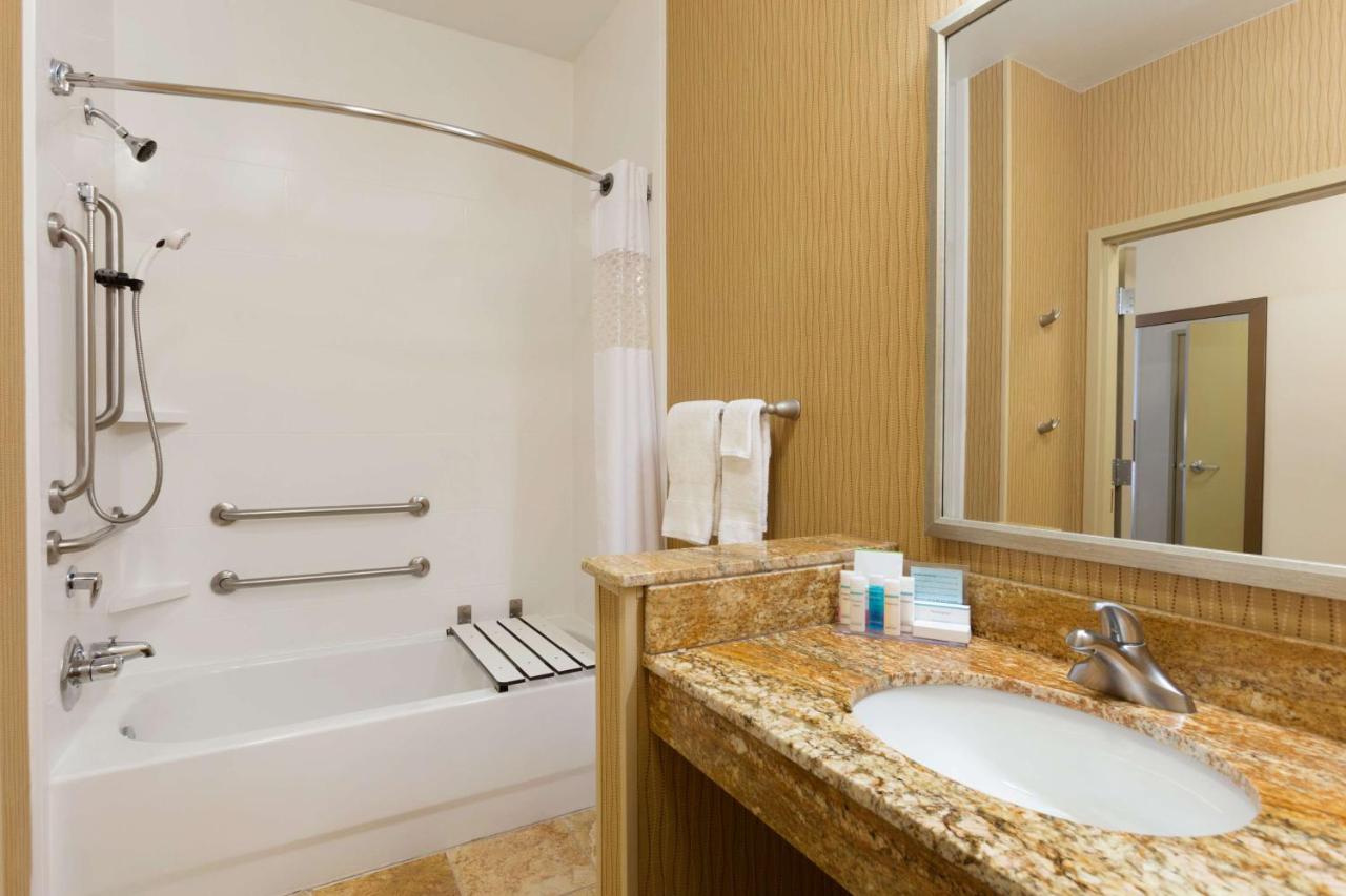 Queen Room with Two Queen Beds  - Disability Access Tub at Hampton Inn Zanesville
